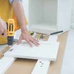 Awaria sprzętem AGD w domu – jak sobie poradzić, kiedy lodówka przestaje działać, a pralka cieknie?